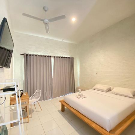 Pasir Putih Resort & Resto Maluk Exteriör bild