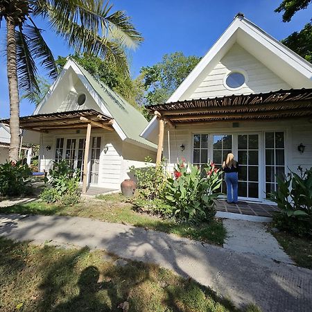 Pasir Putih Resort & Resto Maluk Exteriör bild