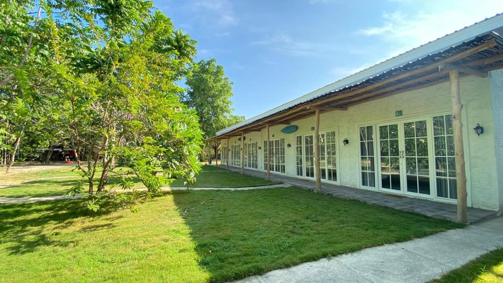 Pasir Putih Resort & Resto Maluk Exteriör bild