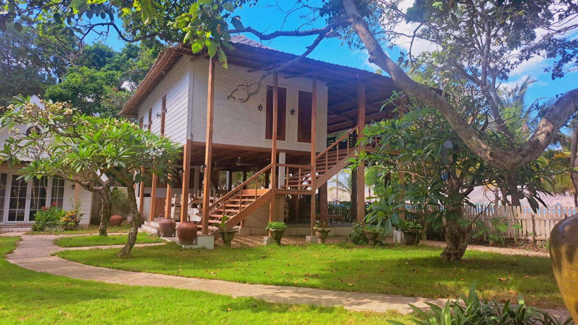 Pasir Putih Resort & Resto Maluk Exteriör bild