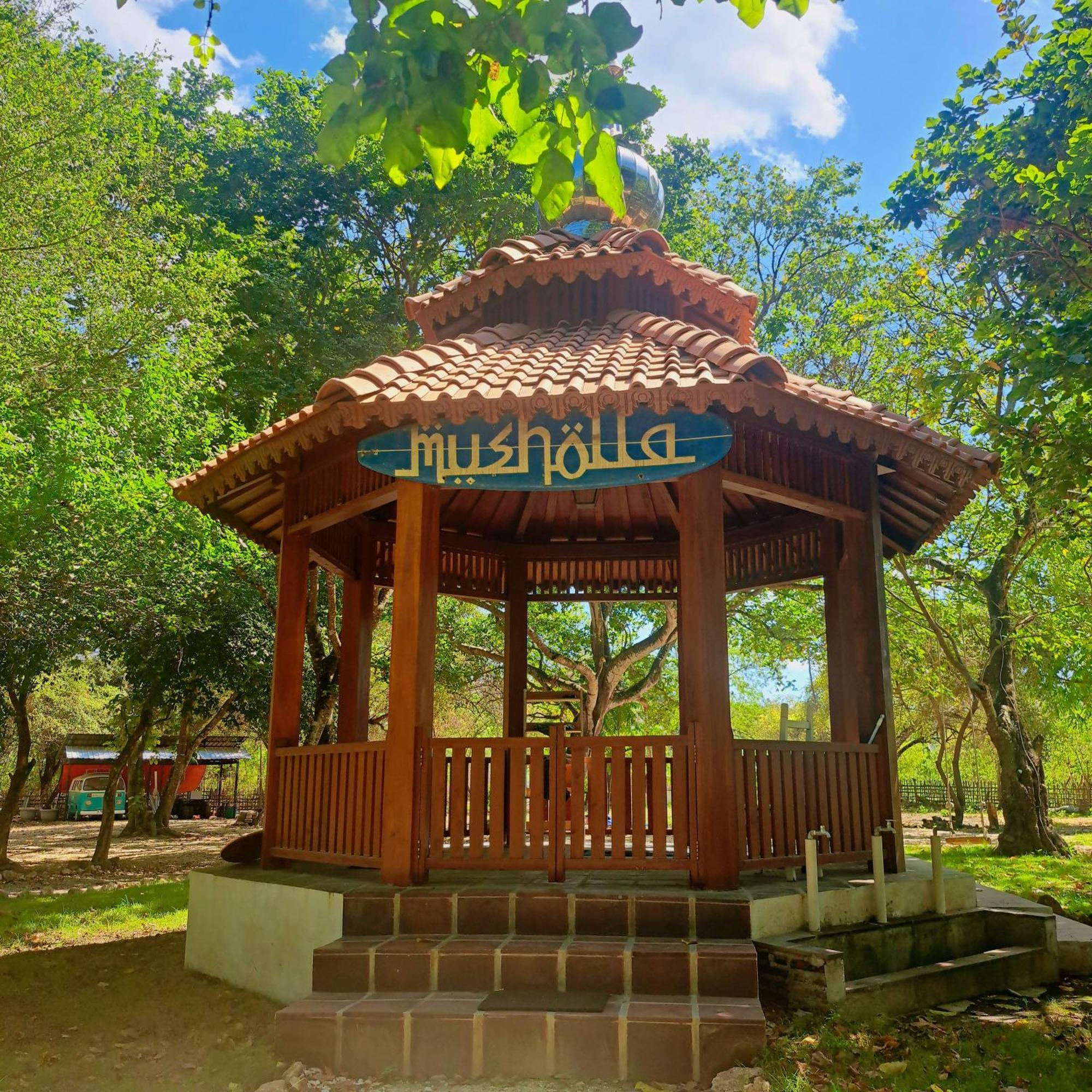 Pasir Putih Resort & Resto Maluk Exteriör bild