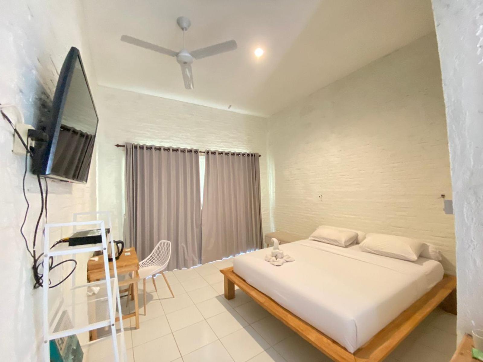 Pasir Putih Resort & Resto Maluk Exteriör bild