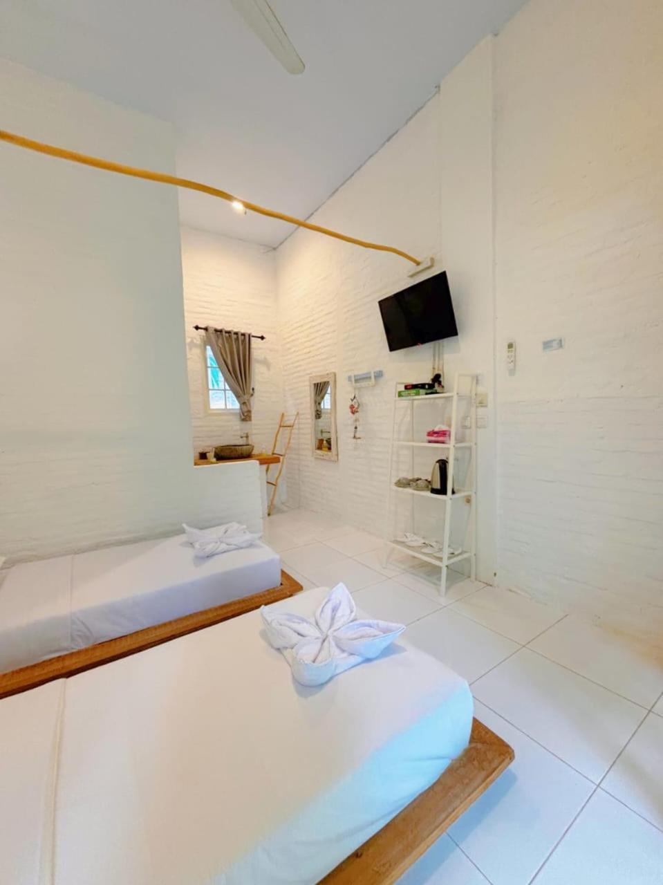 Pasir Putih Resort & Resto Maluk Exteriör bild