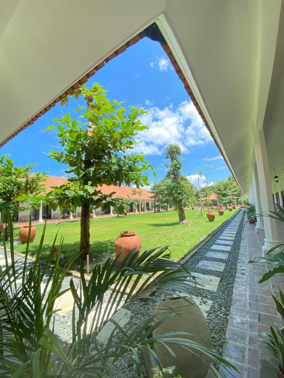 Pasir Putih Resort & Resto Maluk Exteriör bild