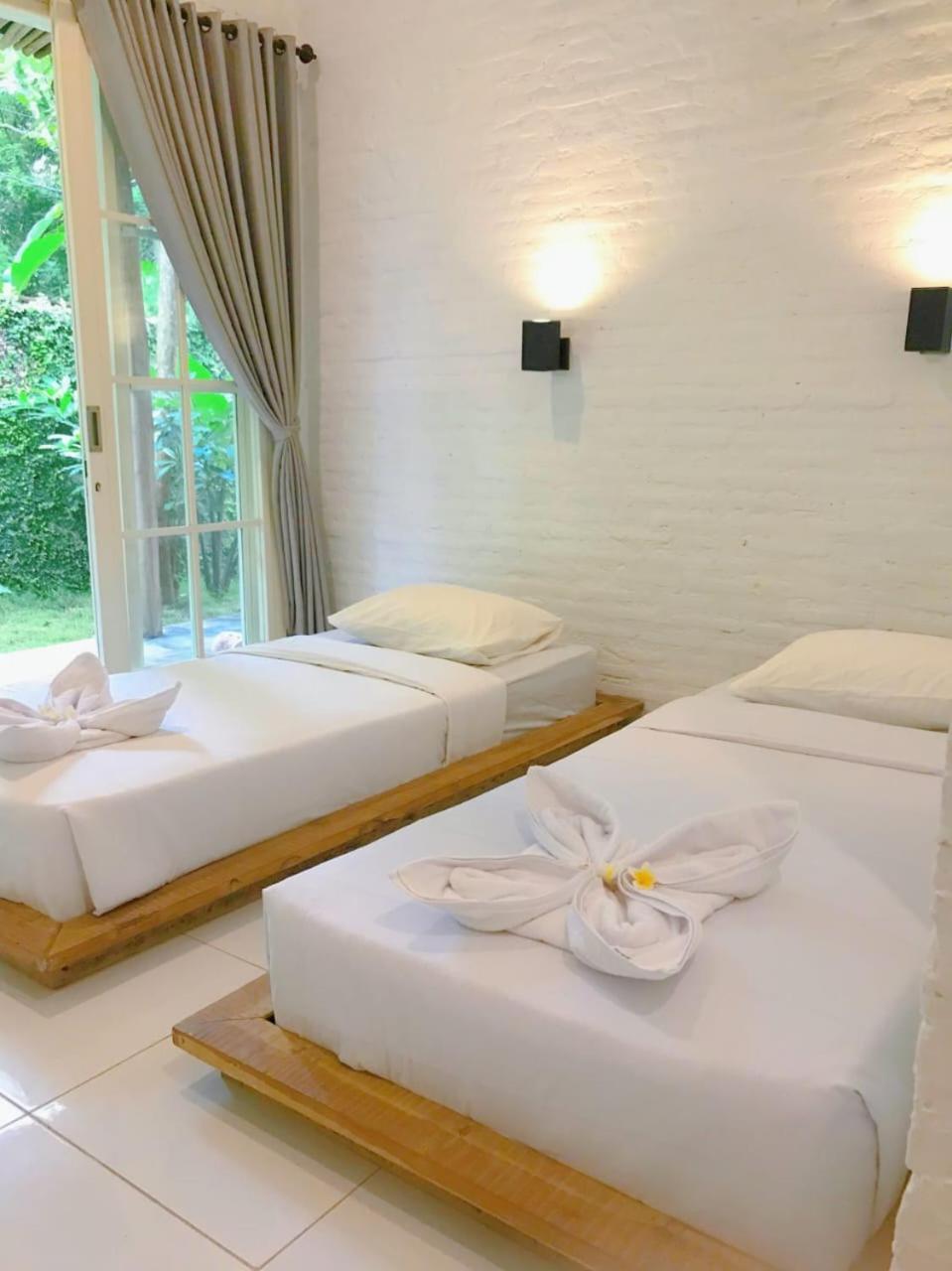 Pasir Putih Resort & Resto Maluk Exteriör bild