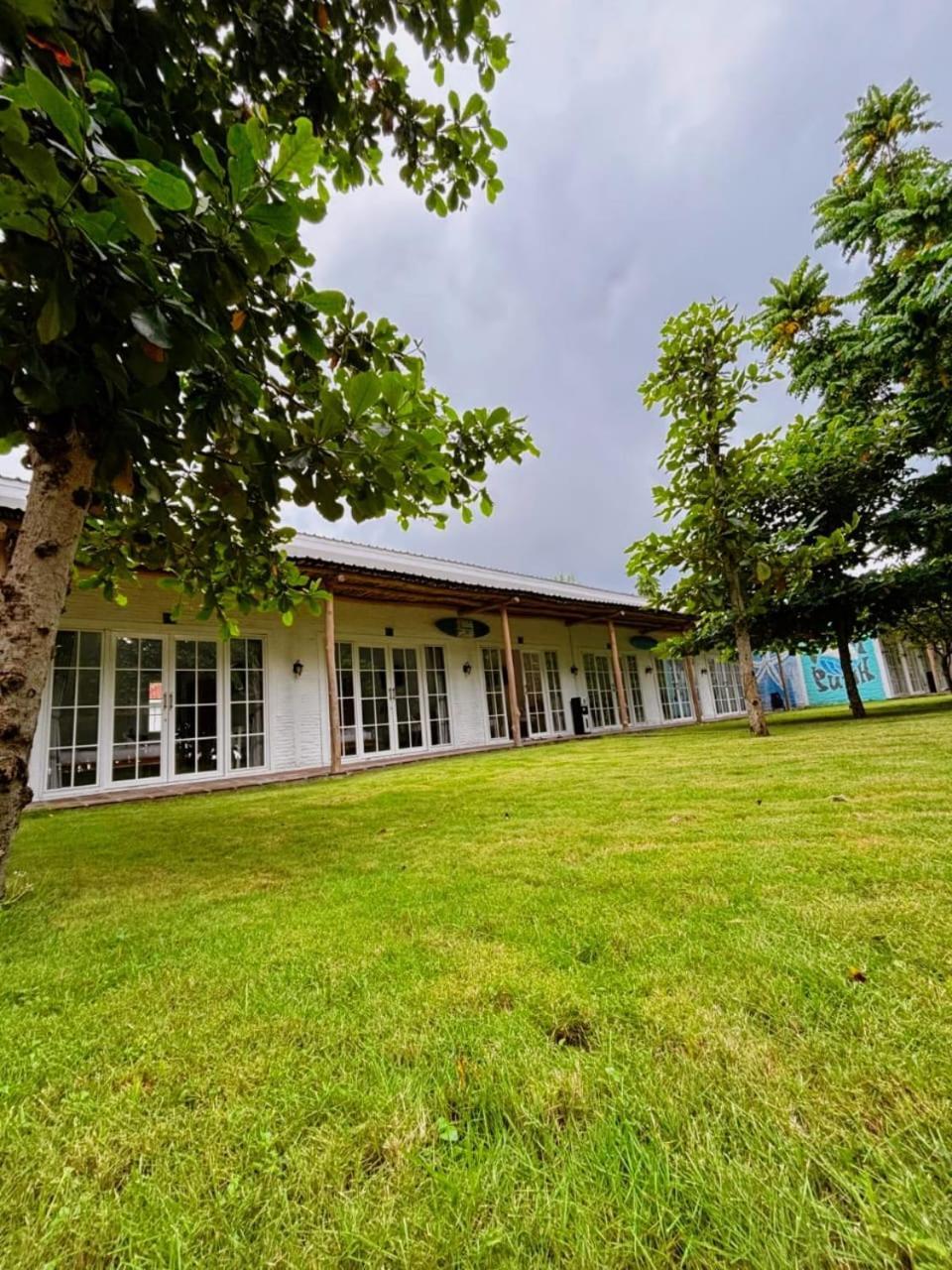Pasir Putih Resort & Resto Maluk Exteriör bild