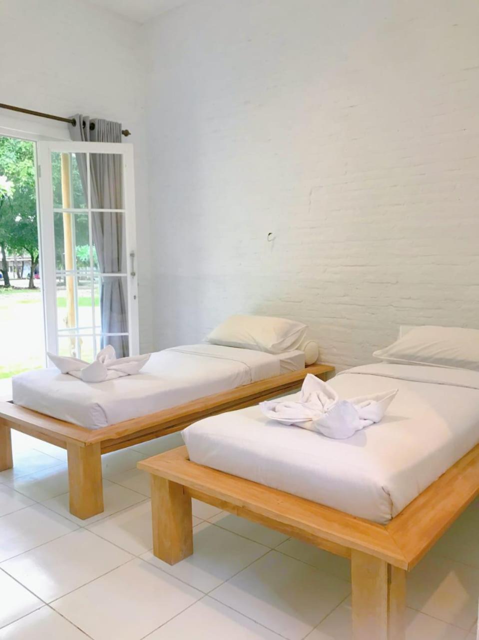 Pasir Putih Resort & Resto Maluk Exteriör bild