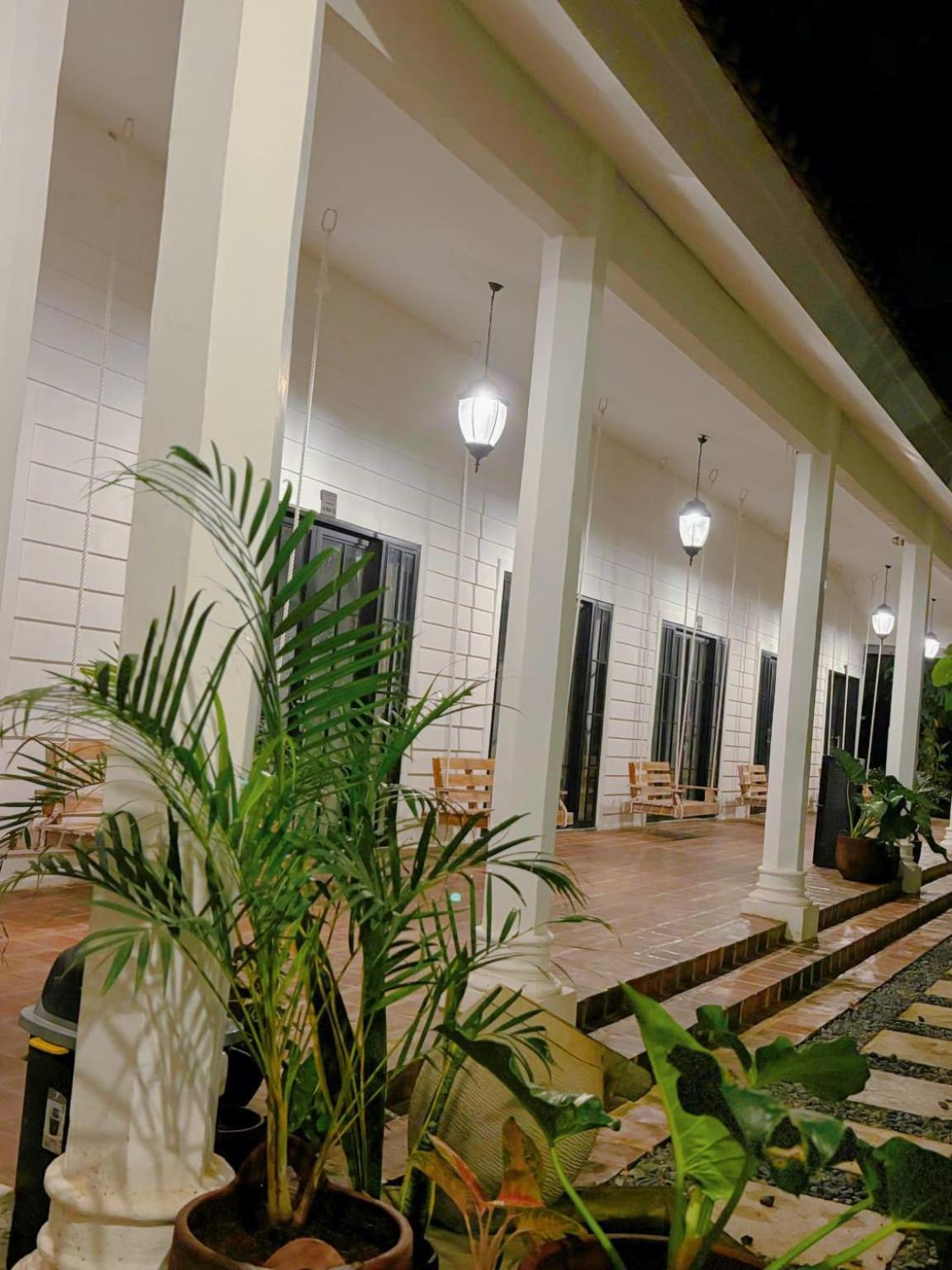 Pasir Putih Resort & Resto Maluk Exteriör bild